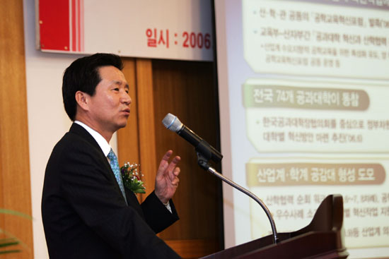이재훈 산업자원부 산업정책본부장의 강연모습. 홍보팀