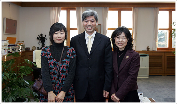 사진은 좌측으로 부터 딸 이예진씨, 이진우 총장, 김명희씨 홍보팀