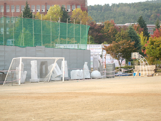 소운동장 한 모퉁이에 자리자은 조각상들. 박재현 준기자