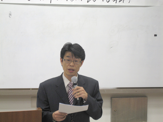 한일 어휘교류의 시대적 배경에 대해 설명하는 장원재(일본어문학·조교수)교수. 이은비 준기자