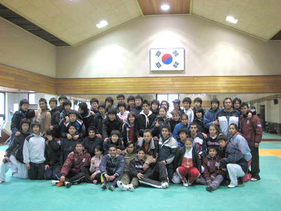 전지훈련 차 우리나라를 방문한 멕시코 국가대표 선수단과 우리대학 태권도학과 학생들.