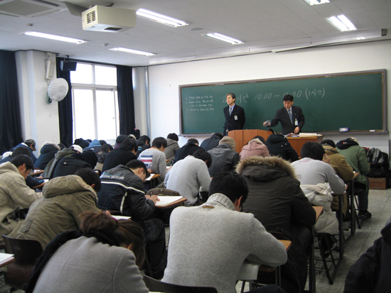 영어필답고사를 치르는 편입지원자들.