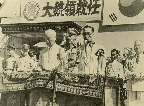1948년 제헌의회에서 선출된 이승만 대통령의 취임식 장면