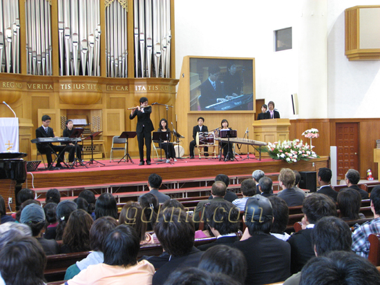 국악연주단 이현창 단장의 연주모습. 이승준 기자