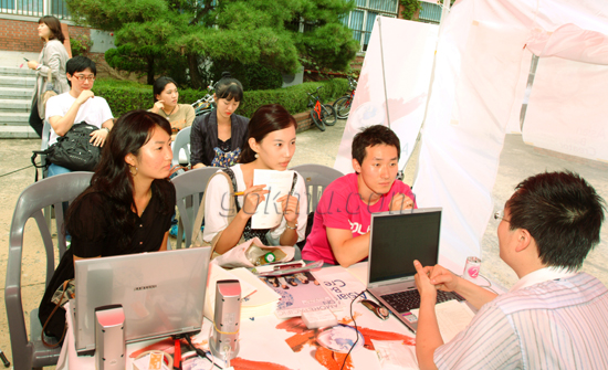 ‘Matching jobs-성공적인 취업전략, 취업한마당’에서 상담을 받는 모습 배태철 기자