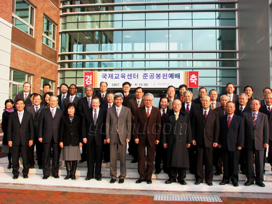 국제교육센터 준공봉헌예배에 참석한 교직원들 한소담 준기자