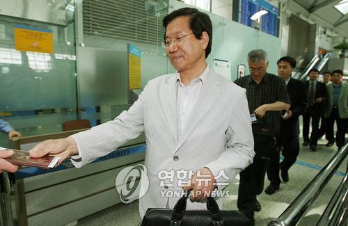 정부, 미 쇠고기 점검단 파견 (영종도=연합뉴스) 이정훈 기자 = 손찬준(왼쪽) 국립수의과학검역원 축산물 검사부장을 단장으로 하는 미 쇠고기 특별점검단 일행 9명이 12일 인천국제공항을 통해 출국하고 있다. 점검단은 25일까지 미국에 머물면서 한국 수출용 쇠고기 생산 도축장의 위생 시스템 등을 점검할 예정이다. uwg806@yna.co.kr