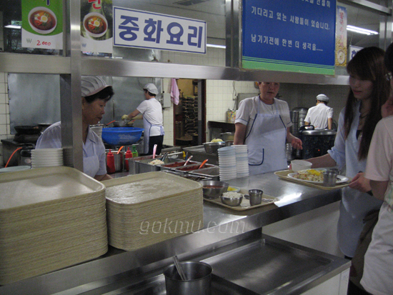 제2학생회관 학생식당. 많은 학생들이 이용하는 만큼 위생에 신경써야 한다. 이은비 기자