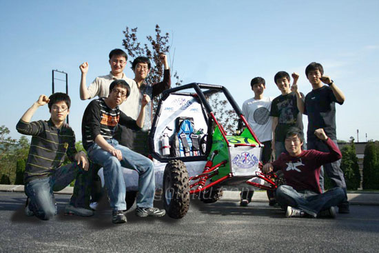 지난 2일 '2008 SAE Baja Tennessee'에 참가한 속도위반 팀.