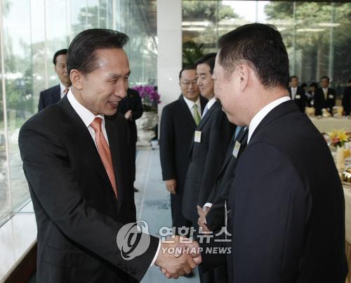 이대통령 수행경제인과 악수 (베이징=연합뉴스) 박창기 기자 = 이명박 대통령이 28일 숙소인 조어대에서 조찬 간담회에 앞서 수행 경제인들과 악수하고 있다. changki@yna.co.kr