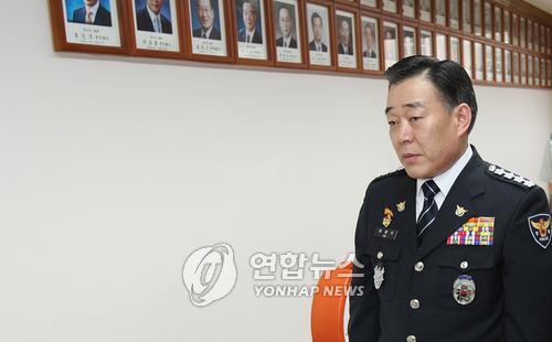생각에 잠긴 어청수 경찰청장 (서울=연합뉴스) 이정훈 기자 = 촛불집회 시위대에 대한 경찰특공대 투입 등 경찰의 과잉진압 논란이 커져가고 있다. 어청수 경찰청장이 2일 서울 서대문 미근동 경찰청사에서 열린 만화가 이현세씨 명예경찰관 위촉식에서 잠시 생각에 잠겨 있다. uwg806@yna.co.kr