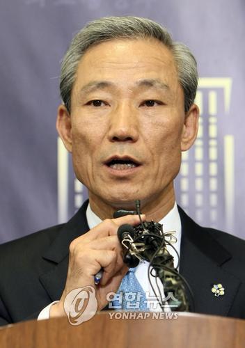 추가협상 밝히는 김종훈 통상교섭본부장 (서울=연합뉴스) 배재만 기자 = 외교통상부 김종훈 통상교섭본부장이 12일 오전 정부 세종로 청사에서 미국산 쇠고기 문제와 관련한 브리핑에서 미국과 추가협상을 할것임을 밝히고 있다. //blog.yonhapnews.co.kr/f6464