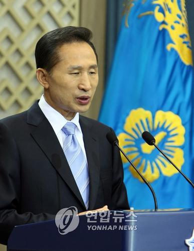 이 대통령, 대국민담화 발표 (서울=연합뉴스) 배재만 기자 = 이명박 대통령이 22일 오전 청와대 춘추관에서 한미 FTA(자유무역협정) 비준동의안의 조속한 처리를 촉구하고 최근 쇠고기 파문에 유감을 표명하는 내용의 대국민 담화를 발표하고 있다. //blog.yonhapnews.co.kr/f6464