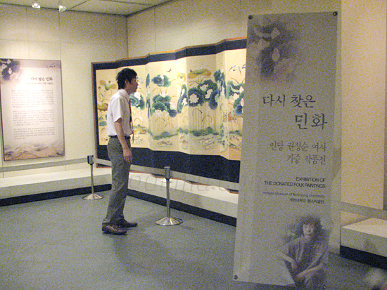 권정순 대표 기증 작품을 감상중인 시민 이란 수습기자