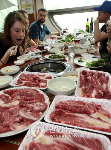 (서울=연합뉴스) 한상균 기자 = 토종한우 전문점 '다하누'가 10일 광장점 개점 행사로 외국인 강사 협의회 회원들을 초청해 와인과 함께하는 무료시식회를 개최하고 있다. '다하누'는 강원도 영월 섶다리 마을 영농회에서 직송한 한우를 저렴하게 판매하며 13일까지 다하누 육회와 생고기를 50% 이상 할인된 9,800원에 구매할 수 있다. xyz@yna.co.kr 연합뉴스