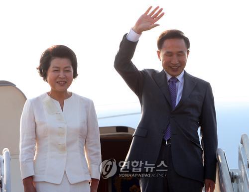 (서울=연합뉴스) 조보희 기자 = 이명박 대통령과 김윤옥여사가 8일 오전 베이징올림픽 참석차 중국으로 떠나기에 앞서 서울공항에서 트랩에 올라 환송객에게 손을 흔들고 있다. jobo@yna.co.kr