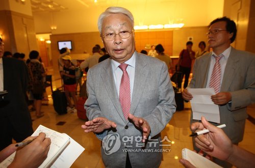 (서울=연합뉴스) 서명곤 기자 = 정연주 전 사장 해임 이후 새 KBS 사장 선출을 논의하기 위해 13일 오후 마포 가든호텔에서 열린 임시이사회가 끝난 뒤 유재천 KBS 이사장이 기자들의 질문에 답하고 있다. seephoto@yna.co.kr