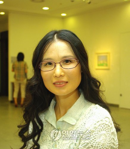 울산서 '암각화 소재 개인전' 연 우형순씨 (울산=연합뉴스) 임기창 기자 = 울산 출신 화가 우형순씨가 19일부터 오는 24일까지 울산 남구 삼산동 현대백화점 9층 갤러리H에서 세계 각국의 암각화 등 선사시대 문화를 소재로 한 개인전을 연다. stnsb@yna.co.kr