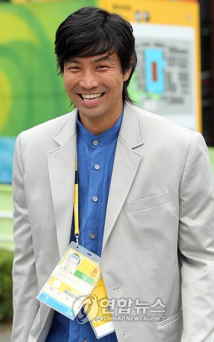 (베이징=연합뉴스) 이정훈 기자 = 아테네올림픽의 `태권도 영웅' 문대성이 아시아 선수출신으로는 처음으로 국제올림픽위원회(IOC)의 선수위원에 선출됐다. 태권도 경기 중계를 위해 21일 베이징과학기술대 체육관을 찾은 문대성이 밝은 표정으로 경기장을 나서고 있다. uwg806@yna.co.kr