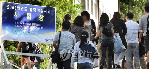 (서울=연합뉴스) 이상학 기자 = 법학적성시험(LEET)이 실시된 24일 오전 연세대에서 시험을 치르는 수험생들이 고사장으로 들어서고 있다. leesh@yna.co.kr