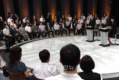 (서울=연합뉴스) 조보희 기자 = 이명박 대통령이 9일 밤 KBS에서 열린 ' 대통령과의 대화-질문있습니다!'에 출연해 국민 패널들의 질문에 답변하고 있다. jobo@yna.co.kr