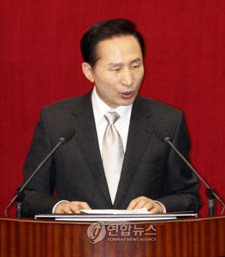 이명박 대통령이 27일 국회 본회의에서 `2009년도 예산안 및 기금운용계획안에 대한 정부의 시정연설'을 통해 국제금융위기와 관련,