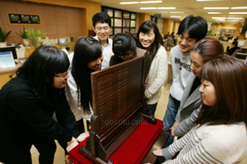 동산도서관에 전시된 '계명대 명예의 전당'을 보는 학생들 정완식 준기자