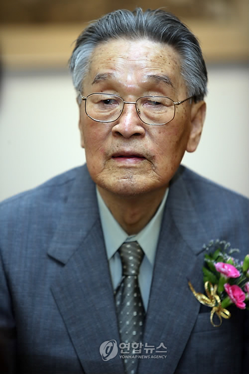 (대구=연합뉴스) 홍창진 기자 = 원로화가인 정점식 씨가 10일 지병으로 타계했다. 고 정 화백은 계명대 미술대에서 후학을 가르치며 지역 추상화의 초석을 닦았다는 평가를 받고 있다. 연합뉴스(본교 홍보팀)