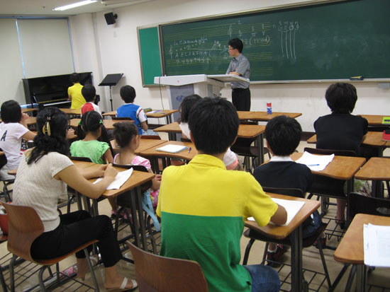 '지역 청소년을 위한 여름학교’ 프로그램 중 음악·공연예술대학에서 실시하고 있는 음악실기 프로그램 수업 모습. 서남원 수습기자