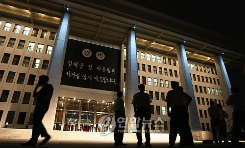 (서울=연합뉴스) 김현태 기자 = 고(故) 김대중 전 대통령의 장례가 건국 이후 전직 대통령으로는 처음으로 `국장(國葬)'으로 엄수되기로 결정된 가운데 19일 저녁 영결식장인 국회광장에서 영결식장 준비 관계자들이 분주히 작업을 하고 있다. 2009.8.19 mtkht@yna.co.kr 연합뉴스