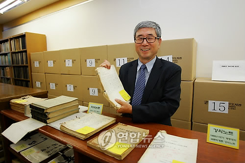 (대구=연합뉴스) 홍창진 기자 = 21일 퇴임식을 가진 조동일 계명대학교 석좌교수가 대학에 기증한 장서와 연구자료 가운데 자신이 1968년 계명대에 부임해 첫 강의한 국문학 개론의 강의노트를 보이고 있다. <<계명대 제공>> <<전국부 기사 참조>> 2009.8.21 계명대