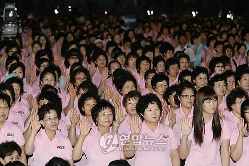 (대구=연합뉴스) 26일 대구스타디움에서 열린 2011 대구세계육상선수권대회 자원봉사자 발대식에서 자원봉사자들이 성공적인 대회 개최를 위해 노력하기로 선서하고 있다. 2009.8.26