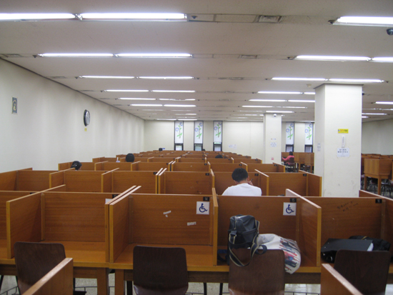 우리학교 도서관 열람실 내부 전경