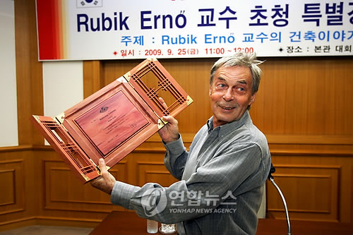 (대구=연합뉴스) 홍창진 기자 = 연결된 정육면체를 돌려 같은 색끼리 맞추는 장난감 '루빅스 큐브'의 발명가 에르노 루빅 교수가 25일 계명대 특임교수에 임용돼 임용장을 받은뒤 익살스런 포즈를 취하고 있다. 2009.9.25