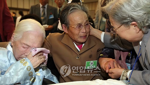 (금강산=연합뉴스) 한상균 기자 = 2차 추석 이산가족 상봉 첫 날인 29일 금강산 면회소에서 남측 최고령자 김유중 할머니(100세, 맨왼쪽)가 북측의 딸 리혜경(75세)씨를 만났다. 이미 할머니가 된 딸이 어머니와 남측의 가족을 만나고 있다. 2009.9.29 xyz@yna.co.kr