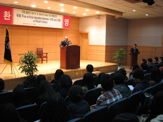 우리학교 특임교수로 임명된 마렉 차우카 주한 폴란드 대사가 강연 중이다 서남원 준기자