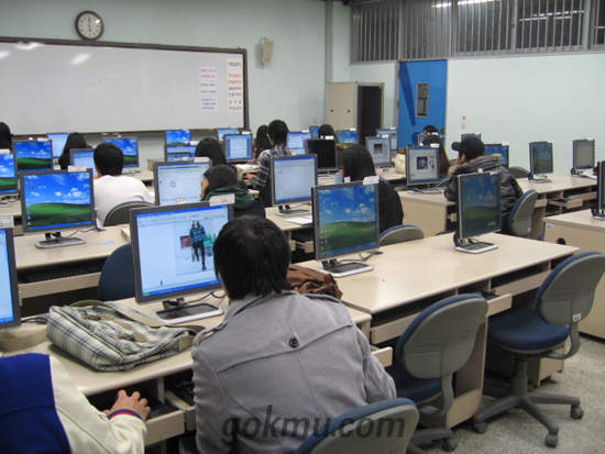 교내 공용 PC실을 이용 중인 학생들 서남원 준기자