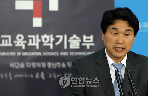 (서울=연합뉴스) 임헌정 기자 = 이주호 교육과학기술부 제1차관이 14일 오후 정부중앙청사 브리핑룸에서 올 1학기부터 시행되는 취업후 학자금 상환제(ICL)와 관련한 브리핑을 하고 있다. 국회 교육과학기술위원회는 이날 새벽 전체회의를 열어 ICL 도입을 위한 특별법과 등록금 상한제 시행을 위한 고등교육법 개정안 등을 의결했다. 2010.1.14 연합뉴스