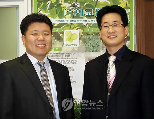 (대구=연합뉴스) 이재혁 기자 = 해충 방제용 선충을 대량생산하는 기술을 바탕으로 급성장하고있는 신생 바이오 벤처기업 '에코윈'의 동갑내기 창업자 김효현, 구경본 공동대표(왼쪽부터). 2010.1.26 대구테크노파크 제공