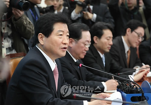 (서울=연합뉴스) 성연재기자 = 한나라당 안상수원내대표가 18일 오전 국회 원내대표실에서 열린 교육당정협의회에서 교육과학기술부 이주호 1차관.이용걸 2차관 등과 대화하고 있다.2010.3.18 polpori@yna.co.kr