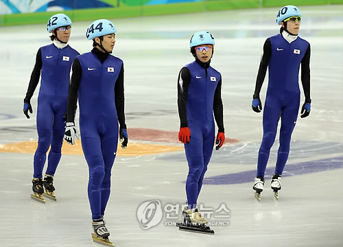 (밴쿠버=연합뉴스) 지난 2월 18일 밴쿠버 퍼시픽 콜리시움에서 열린 2010 밴쿠버 동계올림픽 남자 쇼트트랙 5천미터 계주 예선에서 한국대표팀이 1위로 통과한 후 선수들이 기뻐하고 있다. mtkht@yna.co.kr