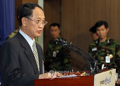 (서울=연합뉴스) 전수영 기자 = 천안함 침몰사건을 규명 중인 민.군 합동조사단윤덕용 공동조사단장이 16일 오전 서울 국방부 브리핑실에서 1차 현장조사 결과를 발표하고 있다. 2010.4.16 swimer@yna.co.kr swimer@yna.co.kr