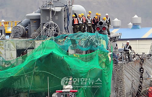 (평택 사진공동취재단= 연합뉴스) 19일 오전 경기 평택시 포승읍 해군 2함대 사령부 부두에서 인양된 천안함 함미부분의 무기해체작업이 이뤄지고 있다. 2010.4.19