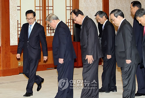 (서울=연합뉴스) 전수영 기자 = 이명박 대통령이 13일 오전 청와대에서 열린 국가안보총괄점검회의 위원 15명에 대한 위촉장 수여식에 참석하고 있다. 2010.5.13 swimer@yna.co.kr