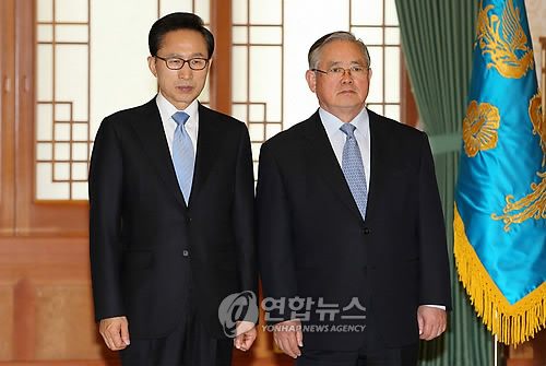 (서울=연합뉴스) 전수영 기자 = 이명박 대통령이 13일 오전 청와대에서 이상우 국가안보총괄점검회의 의장에게 위촉장을 수여한뒤 기념촬영을 하고 있다. 2010.5.13 swimer@yna.co.kr