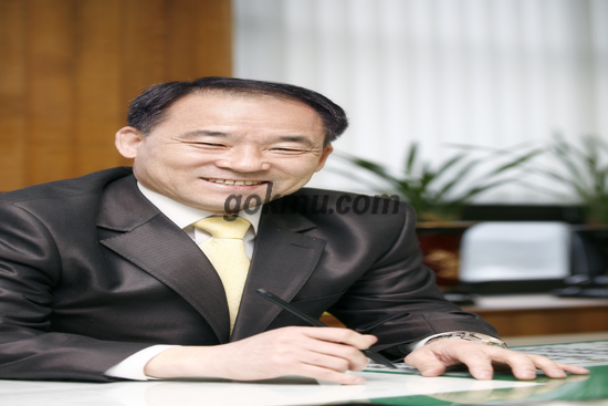 다섯 번째 시집을 발간한 황무룡 동문 황무룡 씨 제공