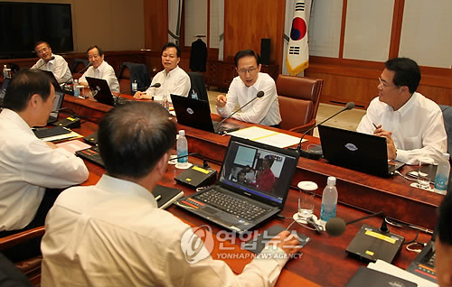 이 대통령 수석비서관 회의 주재 (서울=연합뉴스) 조보희 기자 = 이명박 대통령이 23일 오전 청와대에서 수석비서관회의를 주재하고 있다. 2010.8.23 jobo@yna.co.kr 연합뉴스