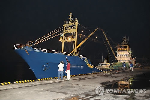 (제주=연합뉴스) 김호천 기자 = 10일 오후 해군 3함대 소속 참수리 고속정과 부산 선적 선망어선이 제주항 서북쪽 해상에서 충돌해 고속정이 침몰한 가운데 어선이 제주항에 입항해 있다. 2010.11.11. khc@yna.co.kr