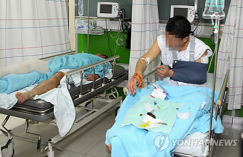 (제주=연합뉴스) 김호천 기자 = 10일 오후 해군 3함대 소속 참수리 고속정과 부산 선적 선망어선이 제주항 서북쪽 해상에서 충돌해 고속정이 침몰한 가운데 부상을 입은 병사들이 병원에서 치료를 받고 있다. 2010.11.11. khc@yna.co.kr