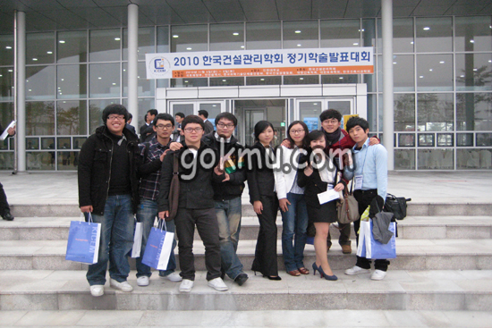 1등을 수상한 ‘공왕팀’(좌)과 3등을 차지한 ‘지구방위팀’(우) 서효은씨 제공
